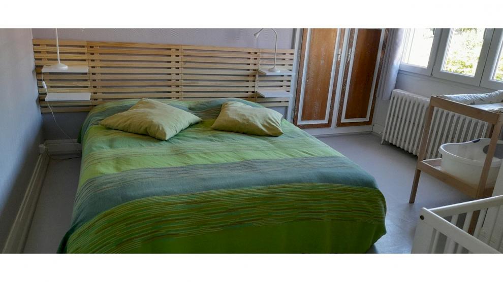 Chambre lit double lit bébé planche à langer armoire