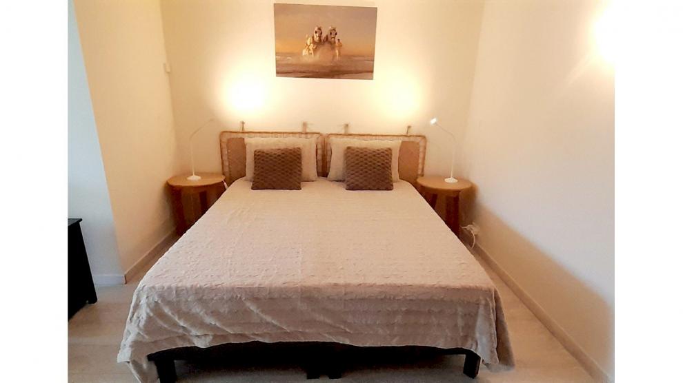 Chambre lit double salle de douche lit de bébé planche à langer