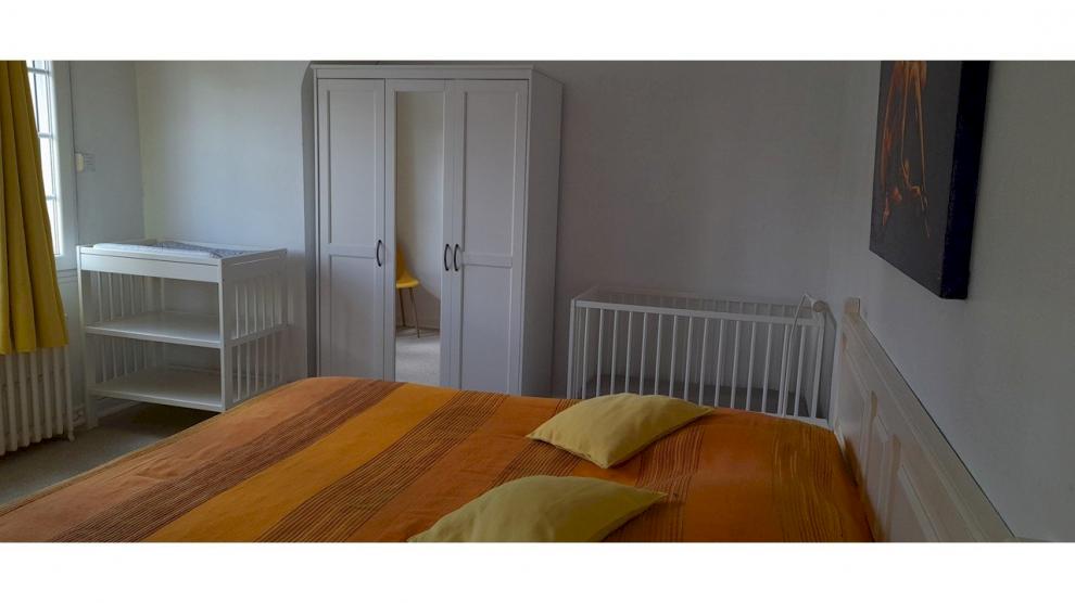 Chambre lit double lit bébé planche à langer armoire