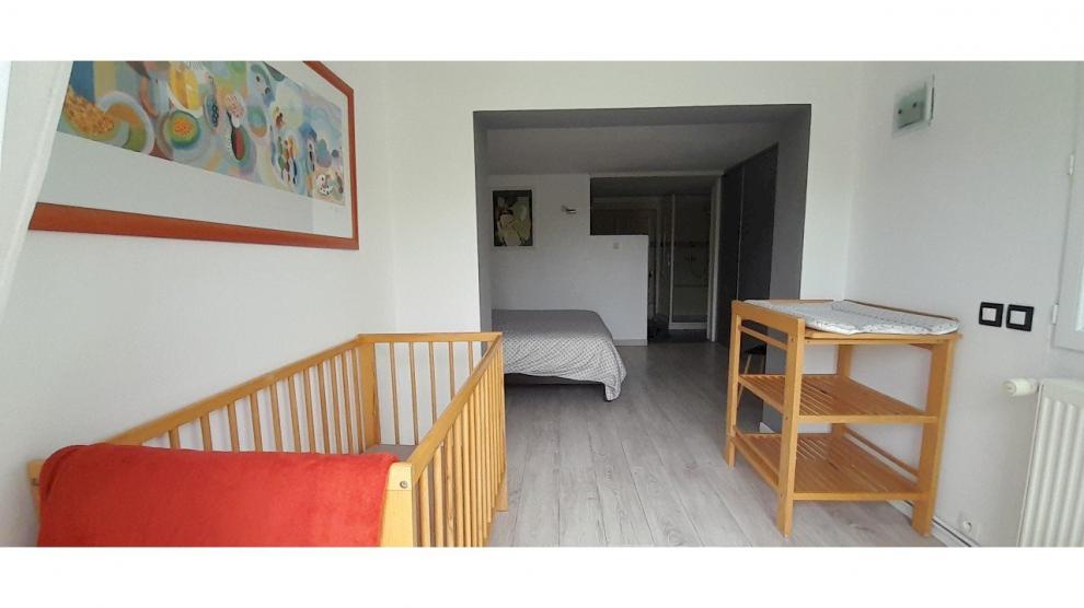 Chambre lit double lit bébé planche à langer salle de douche