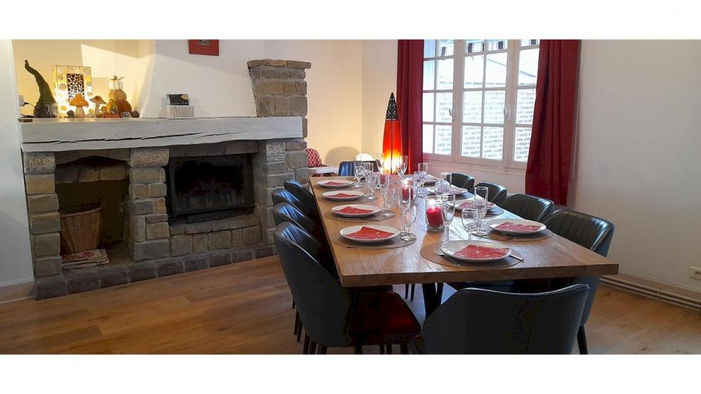 Salle à manger chaises vaisselle cheminée