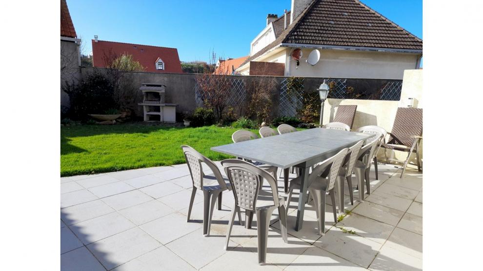 Terrasse barbecue maisonnette enfants